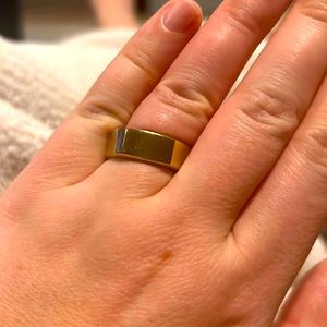 Oura sleep tracking ring with charger. Fully functional, barely used. Size 8.